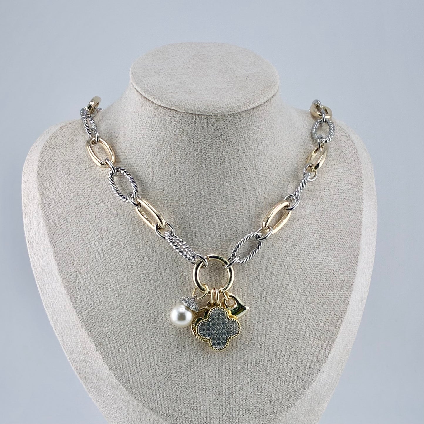 Isabella pearl chain