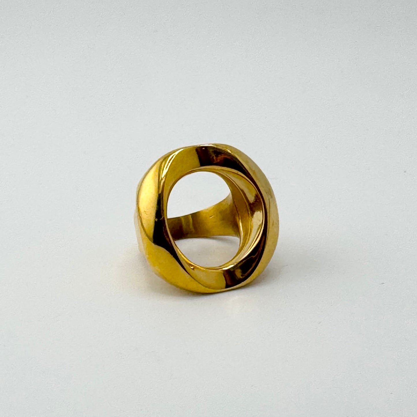 Lucero gold ring